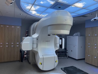 Linear accelerator that delivers low-dose radiation therapy for arthritis